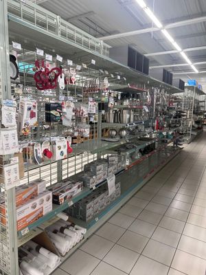 de nombreux articles à vendre sur les étagères du magasin