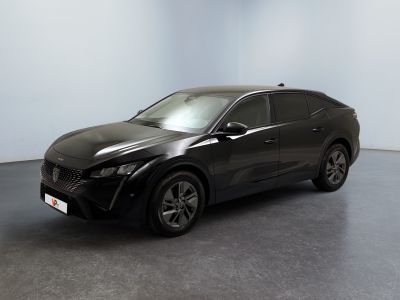 un SUV noir garé dans une pièce aux murs blancs