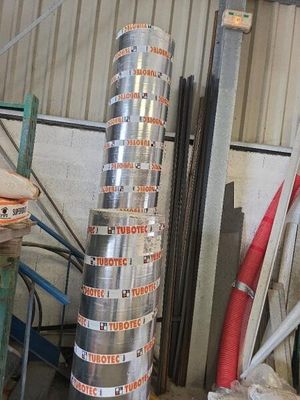de nombreux rouleaux de ruban adhésif empilés les uns sur les autres dans un entrepôt