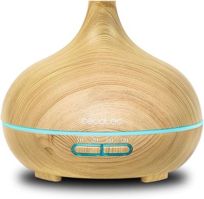 un gros plan d'un diffuseur en bois sur fond blanc