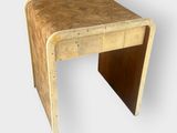 une image d'une petite table en bois sur fond blanc