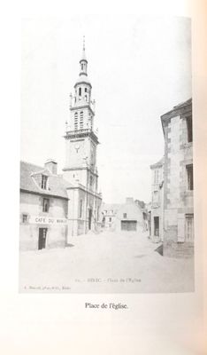 une photo en noir et blanc d'une tour horloge au cœur d'une ville