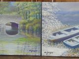 Deux tableaux représentant des bateaux sont exposés devant un mur.