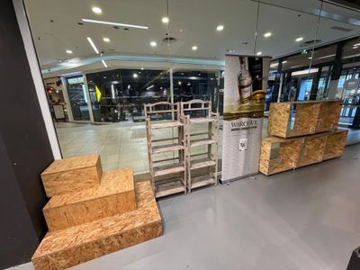 une pièce où il y a tout un tas de cartons par terre