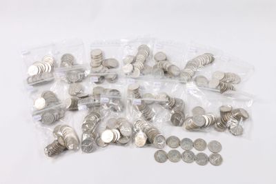 beaucoup de pièces d'argent dans un sac posé sur la table
