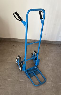 un diable bleu posé par terre
