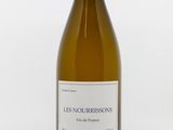 la bouteille de vin blanc est posée sur une surface blanche