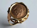 une image représentant une bague contenant une pièce de monnaie