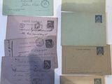de nombreuses vieilles enveloppes posées sur une table blanche, sur lesquelles sont collés des timbres