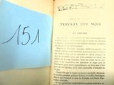 un livre ouvert sur lequel est inscrit un chiffre à la main