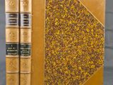 deux livres posés l'un sur l'autre sur une table