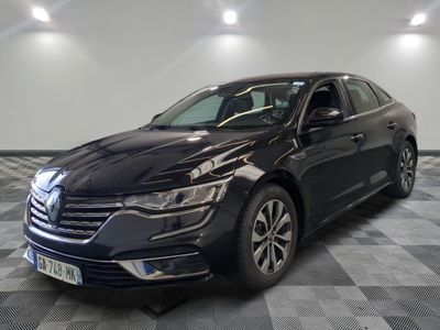 la voiture noire est garée sur un sol en damier dans le garage