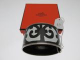 un bracelet noir et blanc avec une boîte rouge en arrière-plan