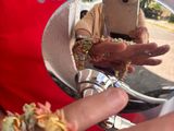 une personne tenant un beignet devant un miroir