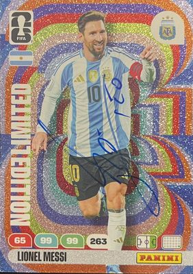 Carte de football argentine signée par Lionel Messi, avec les mentions « COAE » et « COAE »