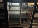 une photo d'une vitrine en verre dans une cuisine