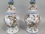 paire de vases chinois avec des oiseaux et des fleurs peints dessus