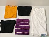 Quatre paires de leggings pour femmes sont disposées sur une table