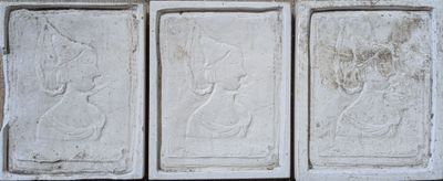 trois blocs de marbre blanc ornés de sculptures représentant des oiseaux et des fleurs