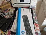 une imprimante posée sur une table, à côté d'un clavier
