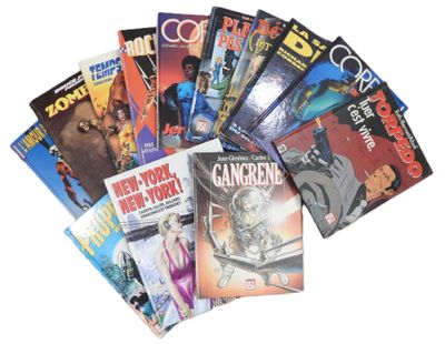 un grand nombre de bandes dessinées sur la table
