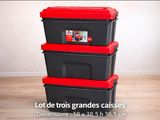 trois boîtes de rangement noires et rouges empilées les unes sur les autres