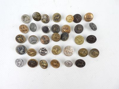 plusieurs types de boutons différents sur une surface blanche