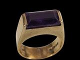 une image représentant une bague en or sertie d'une pierre d'améthorate