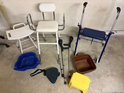 Aide à la mobilité / handicapé comprenant : - Un haut fauteu…