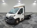 un camion blanc garé sur un sol à carreaux