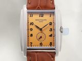 une photo d'une montre avec un bracelet en cuir marron