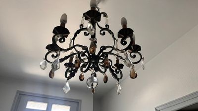 Lustre à 8 bras de lumière et pampilles.