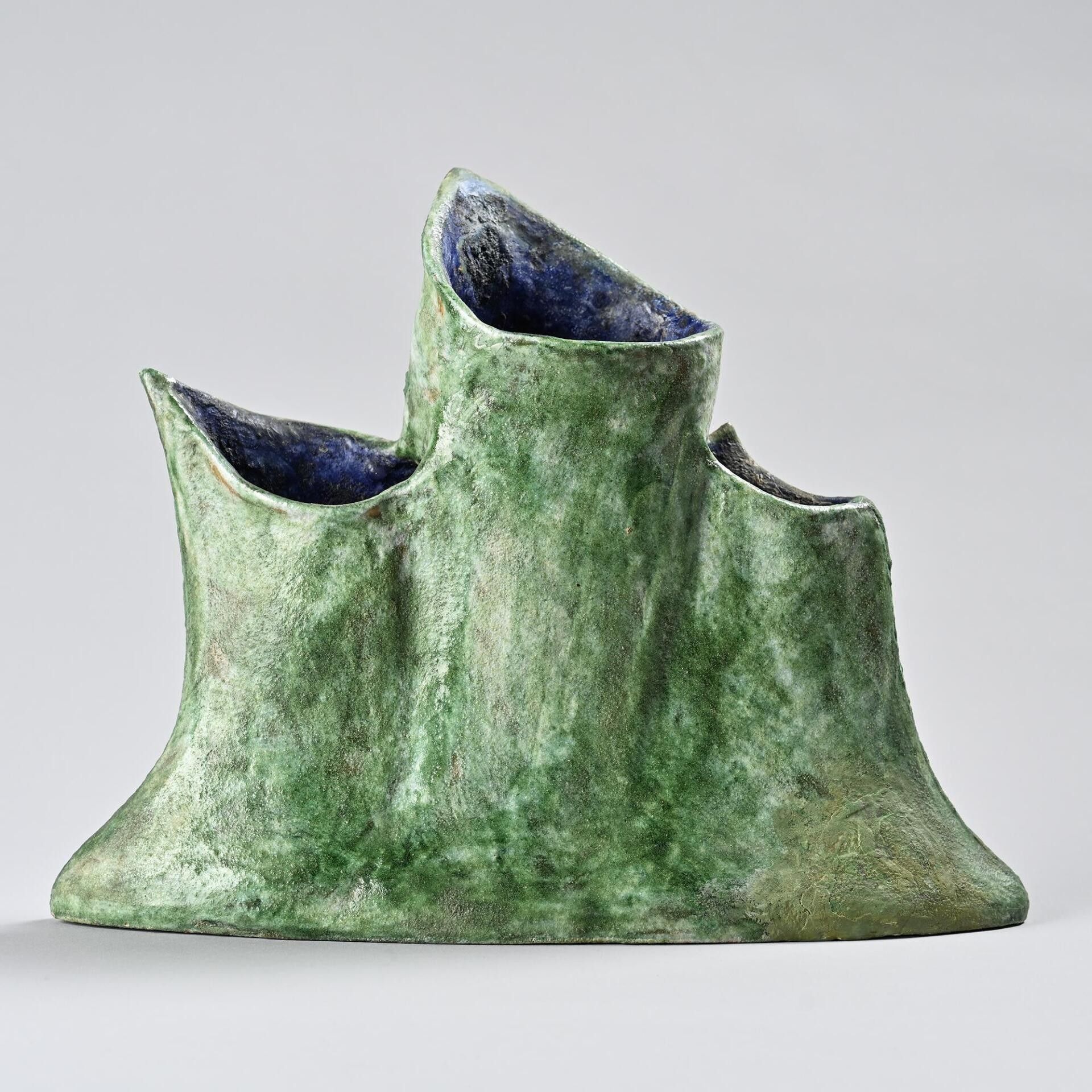 Béatrice CENCI (1918-2004) Pièce unique Vase en terre à émaillage essuyé aux formes libres et irrégulières, structuré...
