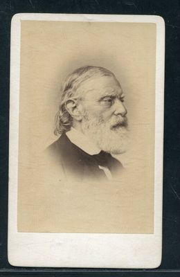 une vieille photo en noir et blanc d'un homme barbu