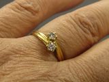 un gros plan sur la main d'une personne portant une bague en diamant