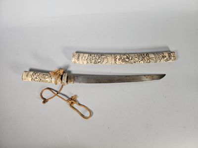 paire de couteaux à manche en ivoire, avec manche sculpté et cordon
