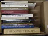 plusieurs livres empilés dans une boîte