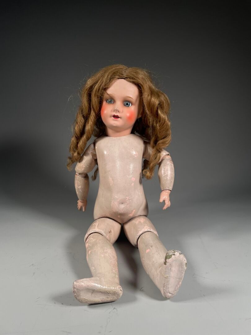 POUPEE articulée, cheveux bouclés longs Bois, cartons, yeux en verre H. 51 cm usures et manques