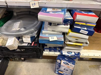 une pile de papier toilette et d'autres objets posés sur une étagère