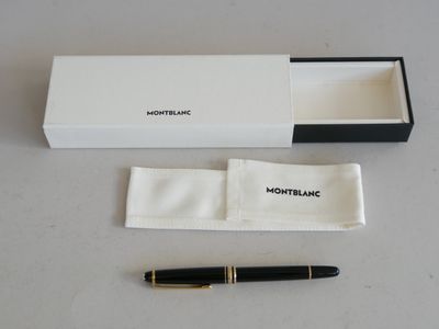 le stylo se trouve dans la boîte, à côté de son emballage