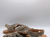 une paire de sandales pour femme sur fond blanc
