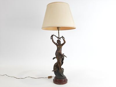 l'image d'une lampe posée sur une table