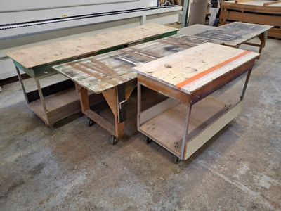 3 tables de travail pietement métallique plateau bois à roul…