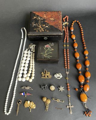 un assortiment de bijoux comprenant un collier, des boucles d'oreilles et un coffret