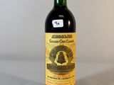 une bouteille de vin posée sur une table