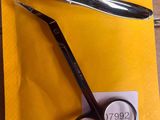 une paire de ciseaux et une paire de ciseaux sur une feuille de papier