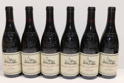six bouteilles de vin sont alignées sur une table
