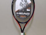 une raquette de tennis sur laquelle figurent les portraits d'un homme et d'une femme