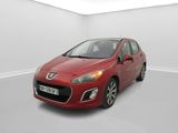 une voiture rouge est garée dans une pièce blanche