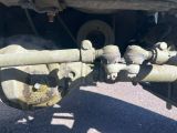 un gros plan sur l'avant de l'essieu d'un camion
